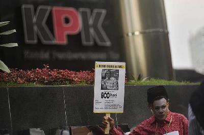 Aktivtis Indonesia Corruption Watch menggelar aksi teatrikal memperingati 900 hari hilangnya Harun Masiku, di depan Gedung Komisi Pemberantasan Korupsi, Jakarta, 28 Juni 2022. TEMPO/Imam Sukamto
