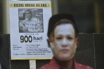 Aksi teatrikal memperingati 900 hari hilangnya Harun Masiku, di depan Gedung Komisi Pemberantasan Korupsi, Jakarta, 28 Juni 2022. TEMPO/Imam Sukamto