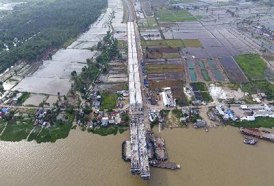 Foto udara proyek pembangunan Tol Trans Sumatera ruas Kapal Betung (Kayuagung - Palembang - Betung) seksi II (Jakabaring-Musilandas) di Desa Pegayut, Pemulutan, Ogan Ilir (OI), Sumatera Selatan, 16 Januari 2020. ANTARA/Nova Wahyudi
