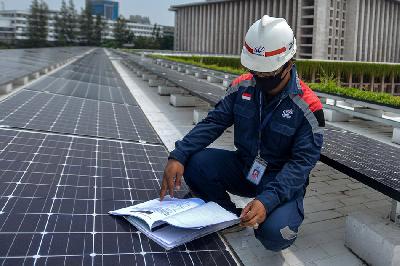 Petugas ME Waskita melakukan pemeriksaan instalasi panel surya di Masjid Istiqlal, Jakarta. TEMPO/Tony Hartawan
