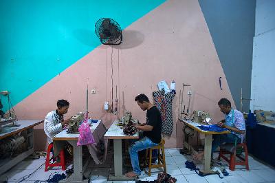 Pekerja menyelesaikan pembuatan baju di butik batik dan tenun di Kota Tangerang, Banten. TEMPO/Tony Hartawan
