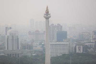 Monas terlihat samar akibat polusi udara di Jakarta, 11 Agustus 2023. TEMPO/ Hilman Fathurrahman W