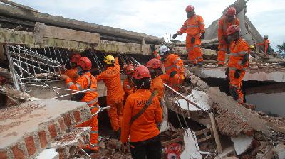 Anggota Badan SAR Nasional melakukan pencarian korban gempa yang tertimbun bangunan beton di Desa Gasol, Kecamatan Cugenang, Cianjur, Jawa Barat, 22 November 2022/Tempo/Prima Mulia