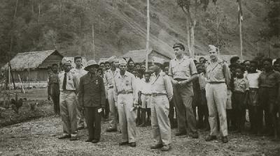 Marthen Indey (depan, kiri) saat menerima medali penghargaan dari pemerintah Belanda di Kotanica (sekarang menjadi Kampung Harapan), Papua, 1945/KITLV