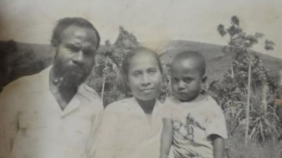 Marthen Indey bersama istrinya, kemungkinan di Biak, Papua/Dok. Keluarga Silas Papare