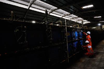 Petugas PT Perusahaan Gas Negara (PGN) melakukan perawatan berkala di pabrik keramik, Cileungsi, Bogor, Jawa Barat. TEMPO/Tony Hartawan