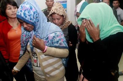 Empat korban kasus perdagangan orang antar provinsi yang sempat disekap tiba di bandara El Tari Kupang, Nusa Tenggara Timur, 14 Januari 2017. ANTARA/Kornelis Kaha