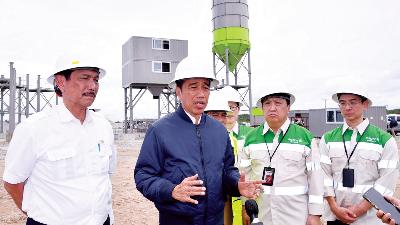Presiden Joko Widodo meninjau proyek pembangunan smelter alumunium oleh Adaro Group di Kabupaten Bulungan, Provinsi Kalimantan Utara, pada Selasa, 28 Februari 2023. BPMI Setpres/Rusman