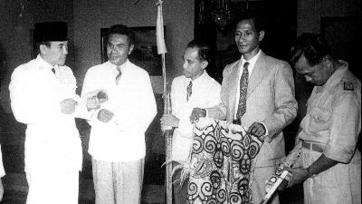 Silas Papare (kedua kanan) bersama anggota panitia Irian Barat menyampaikan bingkisan tanda setia rakyat Irian Barat kepada Presiden Soekarno (kiri) di Istana Merdeka, Jakarta, pada 16 Juli 1950. Arsip Nasional Republik Indonesia