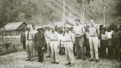 Marthen Indey (front, left) receives a medal of honor from the Dutch government in Kota NICA (now Kampung Harapan), Papua, 1945.
KITLV
