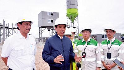 President Joko Widodo inspects the construction project of an aluminum smelter by the Adaro Group in Bulungan Regency, North Kalimantan, February 28. 
Presidential Secretariat/Rusman
