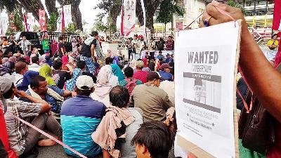 Residents of Nagari Air Bangis, West Pasaman, demand the cancellation of the national strategic project plan in a rally at Great Mosque of West Sumatra in Padang, August 1. 
TEMPO/Fachri Hamzah
