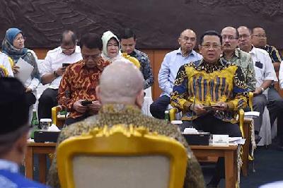 Ketua MPR, Bambang Soesatyo (kanan) saat mengikuti rapat gabungan di Ruang Delegasi, Kompleks Parlemen, Senayan, Jakarta, 10 Juli 2023. TEMPO/M Taufan Rengganis