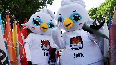 Election mascots (Sura and Sulu) at the opening of the 2024 Election Carnival in Makassar, South Sulawesi on July 20. ANTARA/Arnas Padda