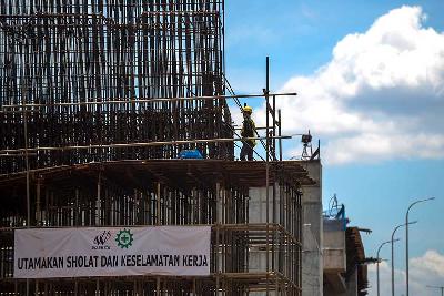 Pembangunan Tol Becakayu Seksi 1A salah satu proyek Waskita Karya di Prumpung, Jakarta, 2021. Tempo/Tony Hartawan