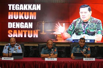 Perwakilan Tentara Nasional Indonesia memberikan keterangan pers kepada wartawan soal tindakan Mayor Dedi Hasibuan di Mabes TNI, Cilangkap, Jakarta, 10 Agustus 2023. ANTARA/Asprilla Dwi Adha