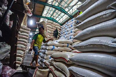 Bongkar muat beras di pasar Induk Beras Cipinang, Jakarta, 2 Agustus 2023. Tempo/Tony Hartawan