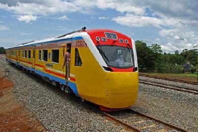 KA Andalan Celebes melintas di jalur kereta api Makassar-Maros di Kabupaten Pangkep, Sulawesi Selatan, 6 November 2022. ANTARA/Arnas Padda