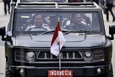Menteri Pertahanan Prabowo Subianto dan Menteri BUMN Erick Thohir di kompleks PT Pindad (Persero), Malang, Jawa Timur, 24 Juli 2023. ANTARA/Dhemas Reviyanto