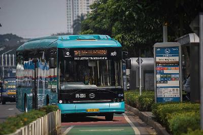 Bus Listrik Transjakarta di Jalan Jenderal Sudirman, Jakarta. TEMPO/M Taufan Rengganis