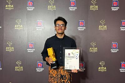 Mahasiswa Desain Interior ITB, Arya Putra, berpose dengan penghargaan Designer of the Year dalam kompetisi Asian Young Designer Awards (AYDA) 2022/2023 di Vietnam, pertengahan Juli 2023. Dok. Nippon Paint / AYDA