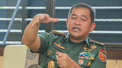Doktrin pertahanan rakyat semesta mengharuskan TNI dapat menjadi problem solver di masyarakat. 