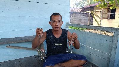 Sutrisno Madogaho, nelayan gurita Sinakak, menunjukkan "mainan gurita", di rumahnya, di Desa Sinakak, Pagai Selatan,  Kepulauan Mentawai, Sumatera Barat. Tempo/Febrianti