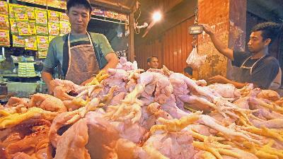 Pedagang ayam melayani pembeli di Pasar Induk Rau, Serang, Banten, 8 Agustus 2023. Antara/Asep Fathulrahman