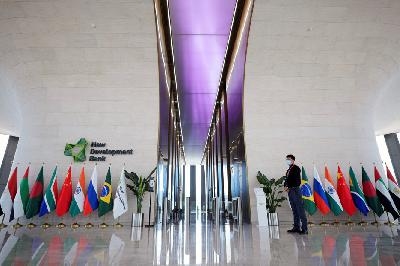 Deretan bendera anggota BRICS di kantor New Development Bank (NDB), Shanghai, Cina, 10 Juli 2023. REUTERS/Aly Song