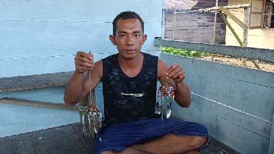Sutrisno Madogaho, an octopus fisherman, shows his ‘octopus lure’ at his home in Sinakak village, Mentawai Islands, West Sumatra.

Tempo/Febrianti