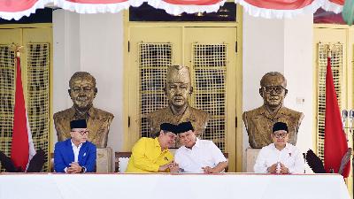 (L-R) PAN Chairman Zulkifli Hasan, Golkar Chairman Airlangga Hartarto, Gerindra Chairman Prabowo Subianto, and PKB Chairman Muhaimin Iskandar during the declaration for a coalition in the build-up to next year’s general elections at the Proclamation Museum, Jakarta, August 13. 

TEMPO/M Taufan Rengganis