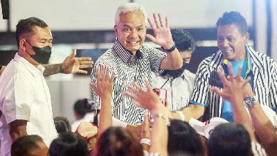 PDI-P’s presidential candidate Ganjar Pranowo acknowledges his supporters during an event in Senayan, Jakarta, July 19.

TEMPO/Hilman Fathurrhman W