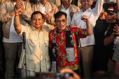 Ketua Umum Partai Gerindra Prabowo Subianto (kiri) bersama politikus PDI Perjuangan Budiman Sudjatmiko menghadiri deklrasi Gerakan PraBu di Gedung Marina, Semarang, Jawa Tengah, 18 Agustus 2023. ANTARA/Makna Zaezar