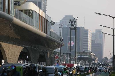 Suasana kawasan Jalan Jenderal Sudirman, Jakarta, 22 Agustus 2023. TEMPO/Subekti