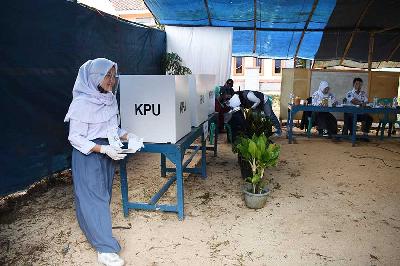 Pelajar bernama Resti memakai pakaian SMA saat mencoblos di tempat pemungutan suara di Desa Lamajang, Kecamatan Pangalengan, Kabupaten Bandung, Jawa Barat, 2020. TEMPO/Prima Mulia