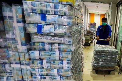 Pegawai memindahkan uang pada Cash Center Bank Mandiri, Jakarta. Tempo/Tony Hartawan