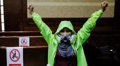 Aksi aktivis lingkungan saat sidang gugatan warga terhadap pemerintah mengenai tingkat polusi udara kota di Pengadilan Negeri Jakarta Pusat, Jakarta, 2021. Reuters/Willy Kurniawan