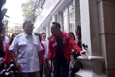 Ketua Umum Partai Gerindra Prabowo Subianto (kiri) disambut Ketua Umum PSI Giring Ganesha di Kantor DPP PSI, Tanah Abang, Jakarta, 2 Agustus 2023. TEMPO/M Taufan Rengganis