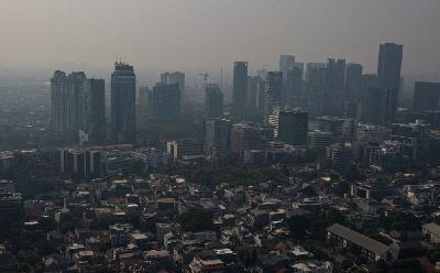 Kondisi kota Jakarta diselimuti kabut polusi pada hari ketiga pelaksanaan work from home (WFH) bagi 50 persen aparatur sipil negara di lingkungan Pemprov DKI Jakarta, 23 Agustus 2023. TEMPO/Tony Hartawan