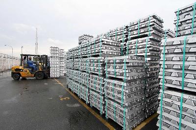 Pekerja menggunakan alat berat memindahkan aluminium ingot di pabrik peleburan PT Inalum (Persero) di Kabupaten Batubara, Sumatera Utara, 2022. ANTARA/Adiva Niki