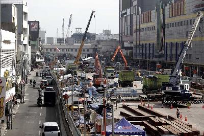 Proyek pembangunan MRT Jakarta fase 2A CP201 di kawasan Glodok, Jakarta, 11 Mei 2023. TEMPO/Subekti