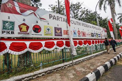 Warga melintas di depan alat peraga gambar serta nomor urut partai politik peserta Pemilu 2024 di Cibinong, Kabupaten Bogor, Jawa Barat, 11 Agustus 2023. ANTARA/Yulius Satria Wijaya