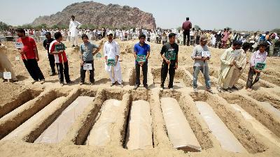 Komunitas Ahmadiyah memakamkan korban kekerasan dan pengrusakan masjid Ahmadiyah di Pakistan di Distrik Chiniot Punjab, Lahore, Pakistan, Mei 2010. Reuters