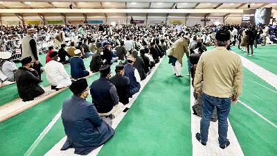 Jemaah bersiap membacakan baiat internasional Ahmadiyah di Jalsah Salanah Britania Raya, di Hadeeqatul Mahdi, Alton, Inggris, 30 Juli 2023. Tempo/Yandhrie Arvian