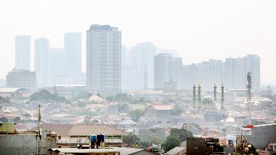 Kabut polusi udara Jakarta pada siang hari 24 Agustus 2023, aplikasi IQ Air merekam udara Jakarta pukul 13:00 dalam kondisi unhealthy pada angka 152, di Jakarta, 24 Agustus 2023. Tempo/Jati Mahatmaji