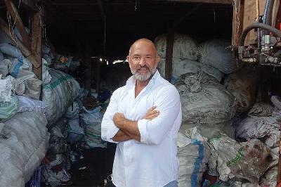 David Katz saat berada di salah satu gudang pengepul Plastic Bank di Denpasar, 21 Agustus 2023. TEMPO/Made Argawa