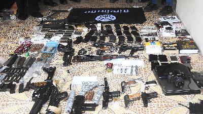 Firearms and other evidence belonging to terror suspect Dananjaya Erbening in Bekasi, West Java, August 14. 
Antara/Fakhri Hermansyah
