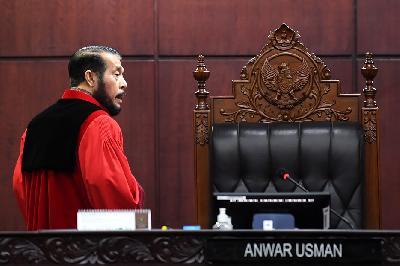 Ketua Majelis Hakim Mahkamah Konstitusi (MK) Anwar Usman meninggalkan ruangan usai memimpin jalannya sidang Pengujian Materiil Undang-Undang Nomor 7 Tahun 2017 tentang Pemilihan Umum di Gedung MK, Jakarta, 22 Agustus 2023. ANTARA/Sigid Kurniawan
