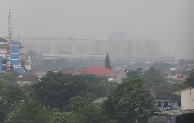 Deretan gedung yang samar karena diselimuti kabut polusi di Jakarta, 28 Agustus 2023. TEMPO/Subekti.