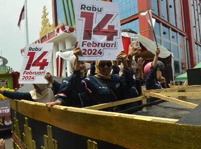 Peserta membawa poster saat mengikuti Kirab Pemilu 2024 di Kota Bandar Lampung, Lampung, 28 Agustus 2023. ANTARA/Ardiansyah